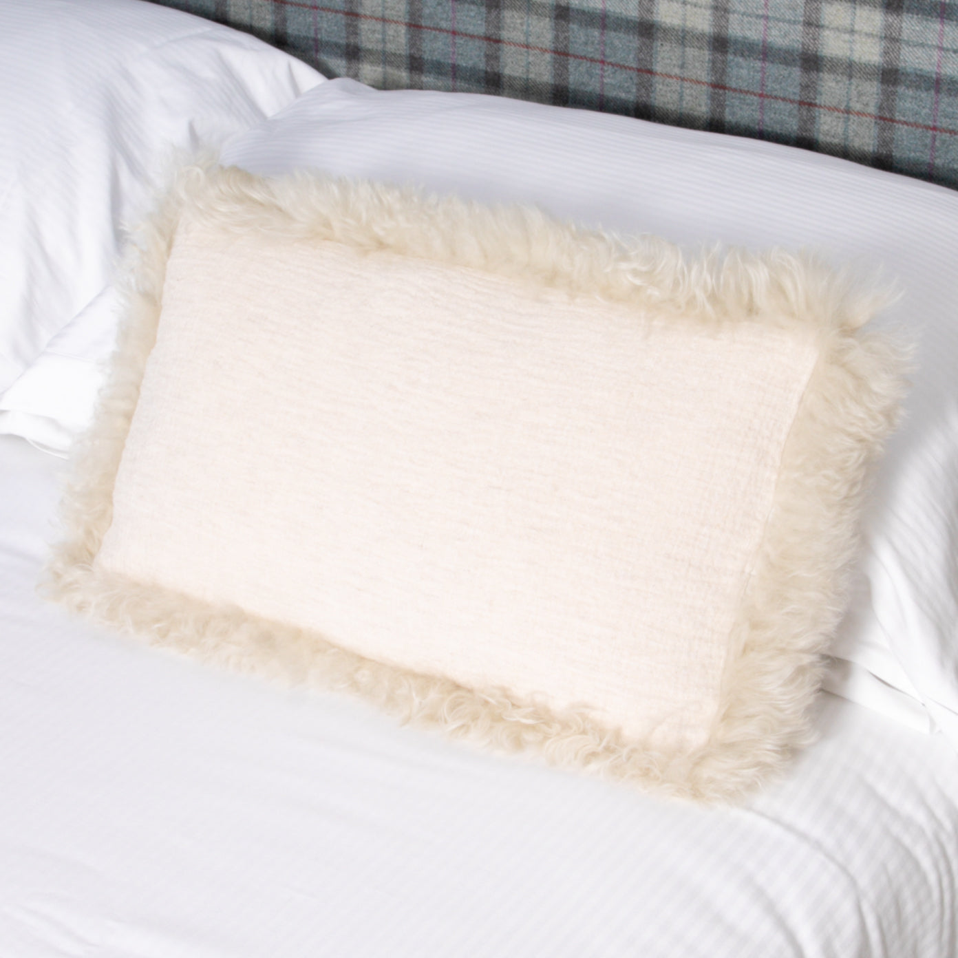 Beige Linen Cushion Sheepskin Trim 30 x 50cm - CasaFenix