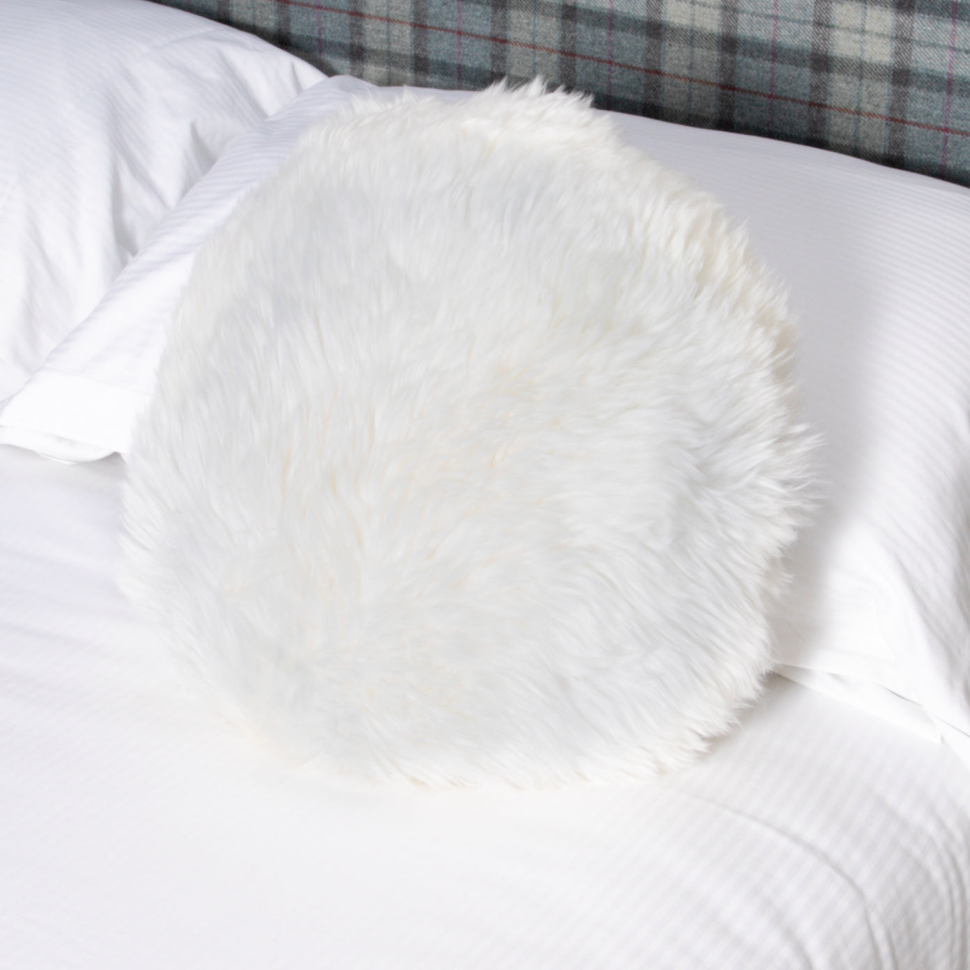 White Round Sheepskin Cushion 40 x 40cm - CasaFenix