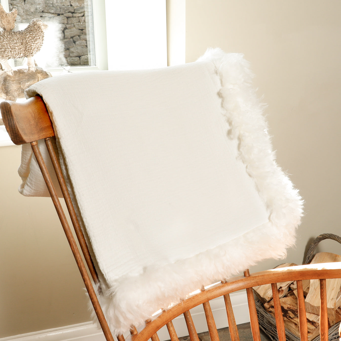 White Linen Blanket Sheepskin Trim 140 x 180cm - CasaFenix