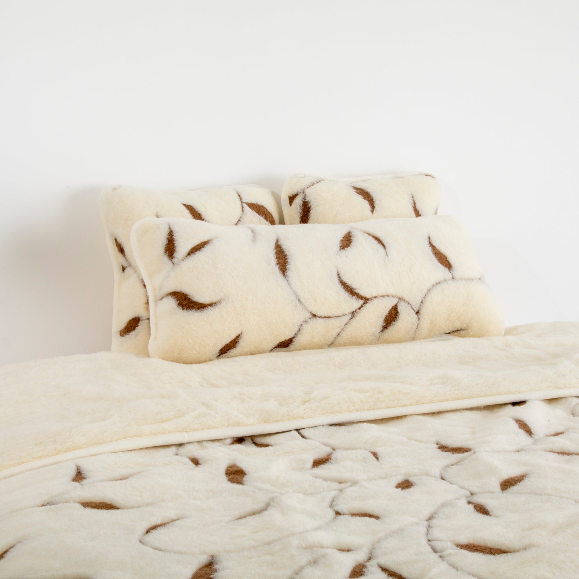 100% Merino Wool Quilt - Leaf Design Cream / White 200 x 135cm - CasaFenix