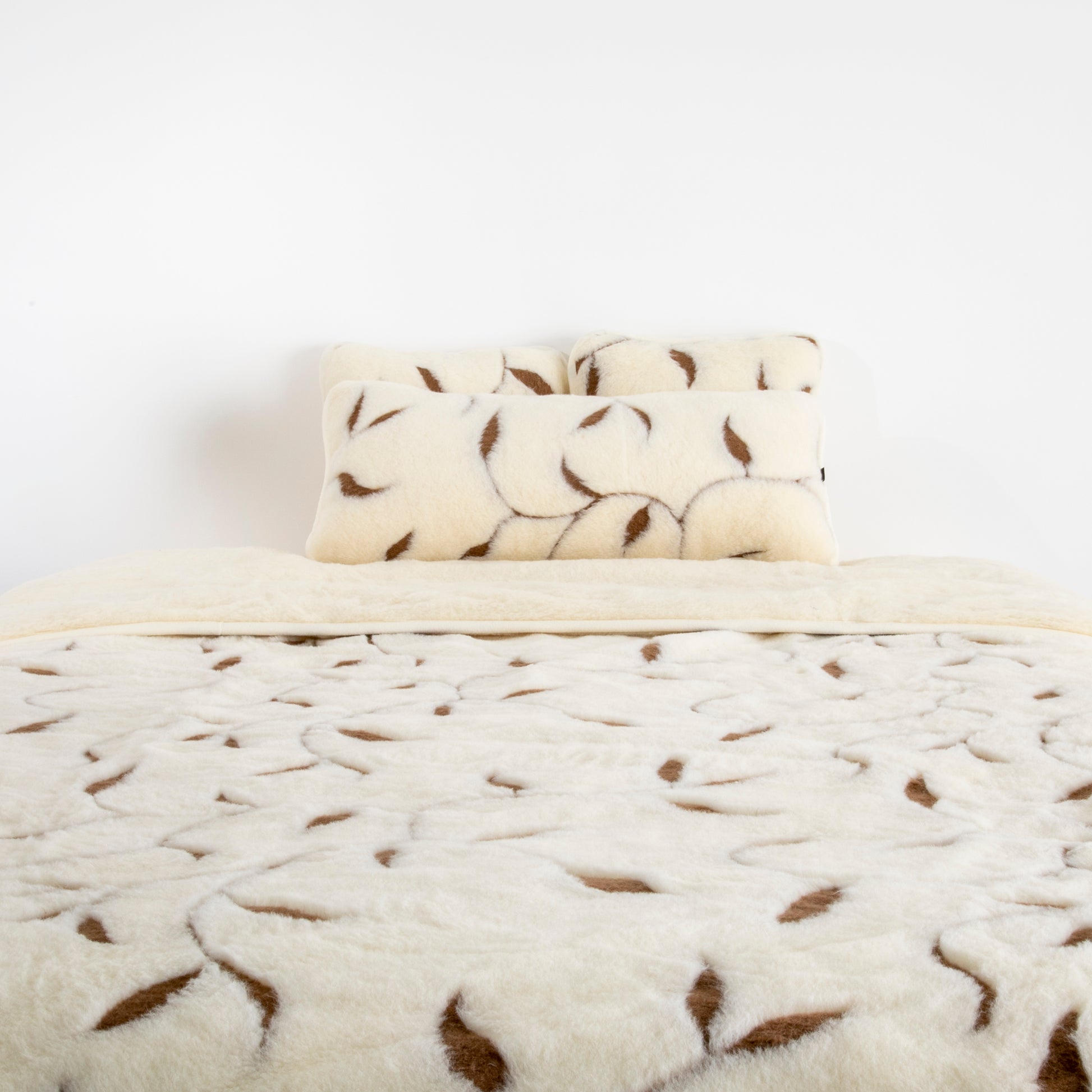 100% Merino Wool Quilt - Leaf Design Cream / White 200 x 135cm - CasaFenix