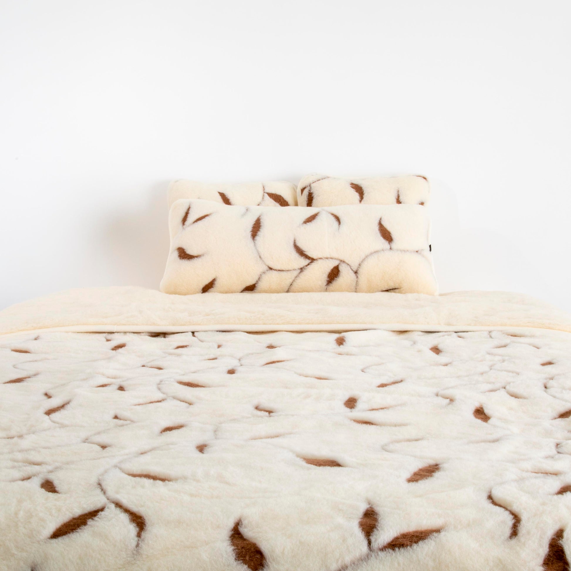 100% Merino Wool Quilt - Leaf Design Cream / White 200 x 135cm - CasaFenix